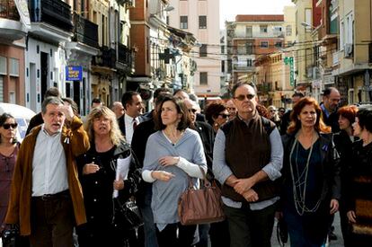 La ministra de Cultura, Ángeles González-Sinde, en el centro, ayer durante el recorrido por el barrio de El Cabanyal.