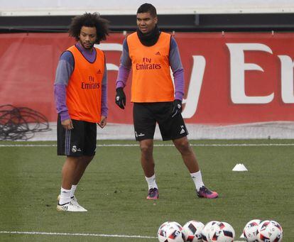 Casemiro (D) y Marcelo, en el entrenamiento de este martes en Valdebebas. 