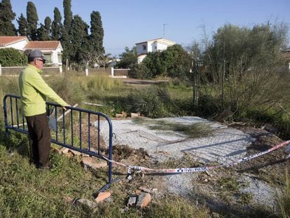 Una persona observa un pozo ilegal tapado por el Ayuntamiento de Rincón de la Victoria (Málaga).