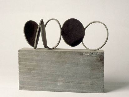 Cèrcols, cercles i corbes en una peça de Jorge Oteiza, a la Fundació Miró.
