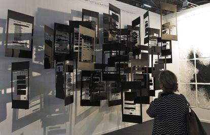 Obra de artista chilena Valuspa Jarpala, en la galeria Isabel Aninat.