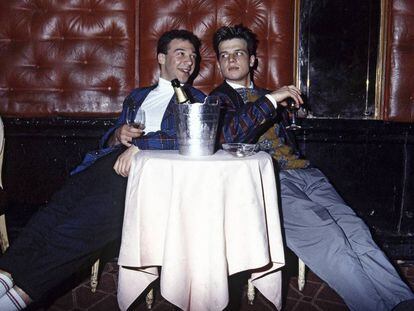 Stephen Patrick y Dominic Schelppinghof en el londinense Café de Paris en 1986. El mítico local fundado en 1924 en el West End se convirtió en el epicentro del hedonismo más decadente durante los años ochenta, con clientes habituales como Boy George o Mick Jagger.