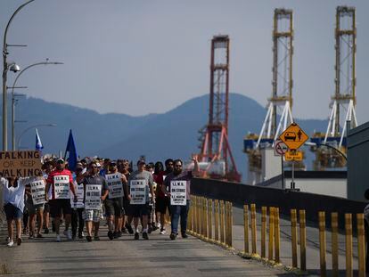 Personal del puerto de Vancouver (Canadá) durante una manifestación, el pasado 6 de julio.