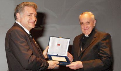 Abraham Skorka recibe de manos de Bergoglio el título de doctor honoris causa en Buenos Aires.