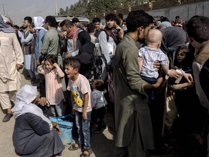 Afganos en las inmediaciones del aeropuerto de Kabul.