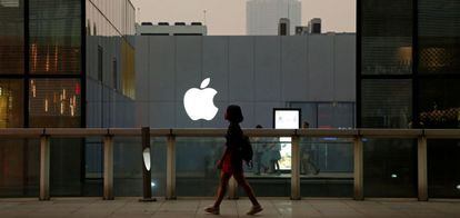 Una mujer pasa por delante de una tienda de Apple en Pek&iacute;n.