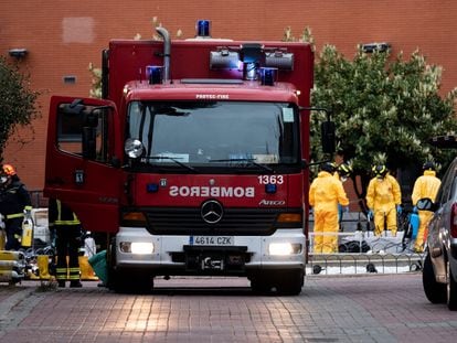 Varios bomberos, en la residencia de mayores Monte Hermoso de Madrid, en labores de desinfección en marzo.