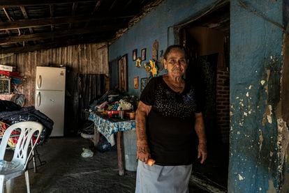 Teresa Zárate en la entrada de su casa, ella y su familia estuvieron refugiados bajo las camas durante las 10 horas que duró el enfrentamiento.