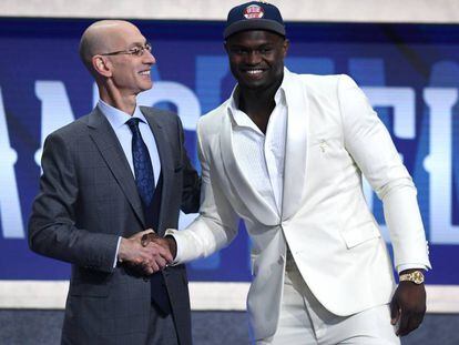 Zion Williamson, con Adam Silver, tras ser elegido por los Pelicans.
