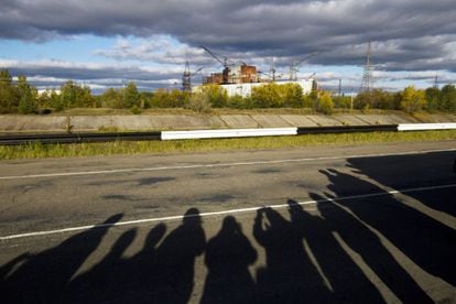 Un grupo de turistas fotografía el inacabado reactor 6 de la central de Chernóbil (Ucrania) tal y como se quedó (en obras y rodeado de grúas) una noche de abril de 1986. Casi tres décadas después del desastre nuclear, el complejo fastasma se puede visitar.