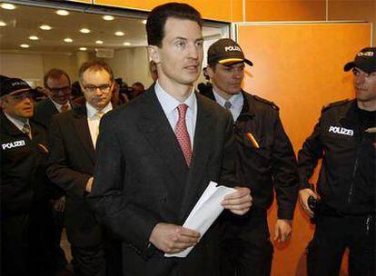 El príncipe Alois de Liechtenstein, tras la rueda de prensa celebrada ayer en Vaduz.