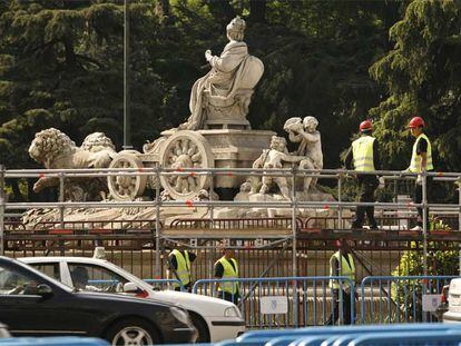 Varios operarios colocan vallas de protección en la estatua de Cibeles el pasado 26 de abril.