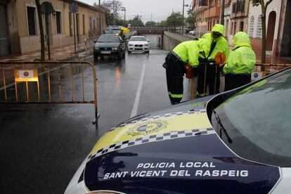Varios agentes cortan el paso inferior a la entrada de San Vicente del Raspeig (Alicante), este martes.
