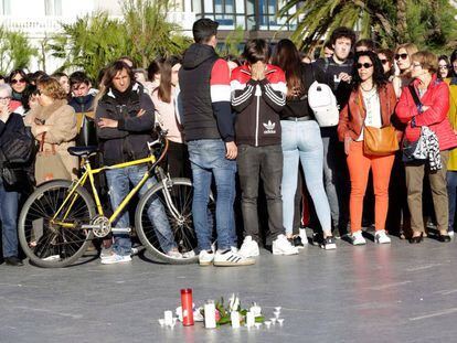 Un joven muestra su dolor en la concentración de los amigos del menor fallecido en San Sebastián.