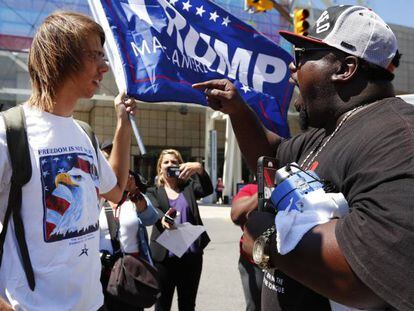 Un simpatizante de Trump escuchando a un manifestante en Detroit