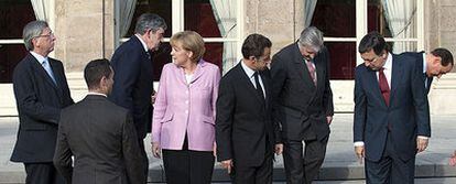 El primer ministro británico, Gordon Brown, la canciller alemana, Angela Merkel, el presidente francés, Nicolas Sarkozy, el presidente del BCE, Jean-Claude Trichet, y el primer ministro italiano, Silvio Berlusconi, a la entrada de la reunión mantenida ayer en el Palacio del Eliseo.