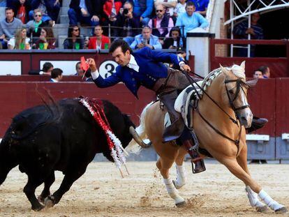 El rejoneador Sergio Galán en su faena durante la corrida de rejones en la plaza de toros de Las Ventas, Madrid.