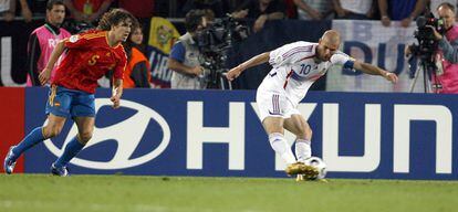 27 de junio de 2006. Un magnífico Zinedine Zidane marca el tercer gol de Francia en el minuto 92 en presencia de Carles Puyol. Los de Luis Aragonés volvieron en octavos tras perder ante Francia (1-3). Habían ganado todos los partidos de la primera ronda ante Ucrania (4-0), Túnez (3-1) y Arabia Saudí (1-0).