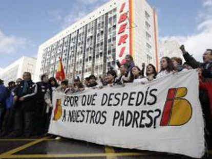 Trabajadores de Iberia protestan junto a la sede de Iberia el 13 de marzo donde han cortado la calle Mar&iacute;a de Molina en direcci&oacute;n a Nuevos Ministerios.
