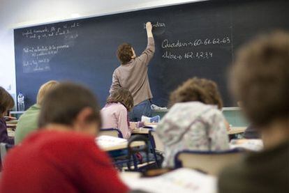 Estudiantes de 5º de primaria, durante un examen en un colegio público de Valencia.