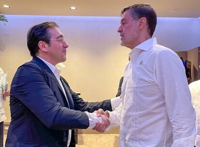 Spanish Foreign Minister José Manuel Albares (left) greets his Venezuelan counterpart, Félix Plasencia, this Friday in Santo Domingo.