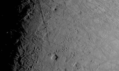 La compleja superficie cubierta de hielo de la luna Europa de Júpiter fue capturada por la nave espacial 'Juno' de la NASA.