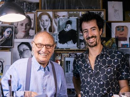El cineasta Félix Viscarret (a la derecha) y Carlos Saura posan juntos  en el estudio madrileño del veterano director aragonés.