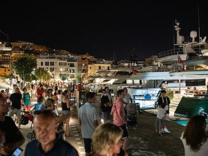 Cientos de turistas observan los yates privados atracados en el puerto de Ibiza, en agosto.