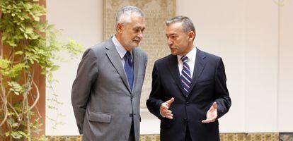 José Antonio Griñán junto a Paulino Rivero, momentos antes de su reunión en Sevilla.