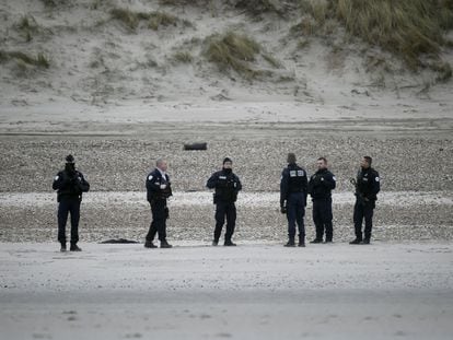 Agentes franceses patrullaban este lunes una playa frente a la costa británica para impedir la salida al mar de migrantes.