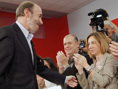 Rubalcaba saluda a Chacón al inicio de la reunión con los militantes del PSC.