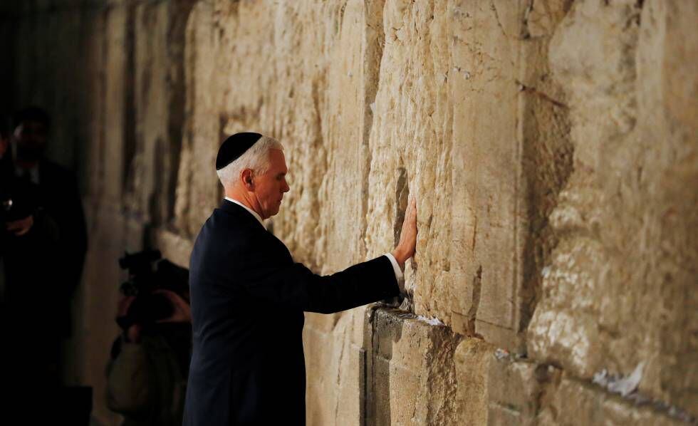 El vicepresidente estadounidense, Milke Pence toca el Muro de las Lamentaciones, este jueves.