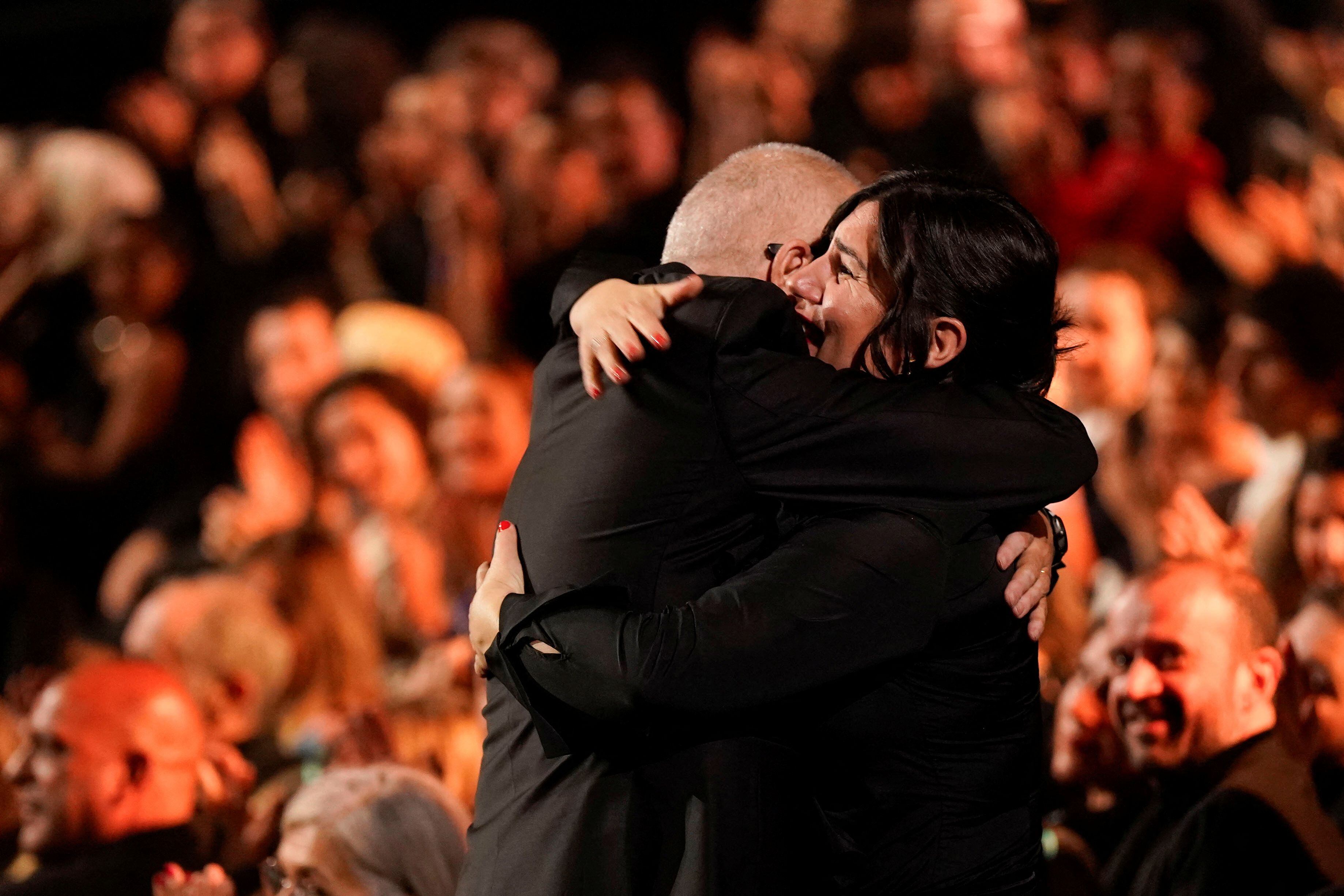 El director de 'Robot dreams', Pablo Berger, abraza a la productora Sandra Tapia tras ganar el premio al mejor guion adaptado.