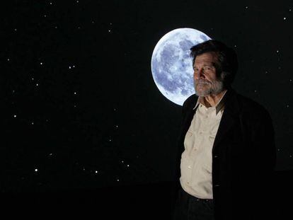 Víctor Erice, durante la proyección de su videoinstalación 'Cielo y piedra'.