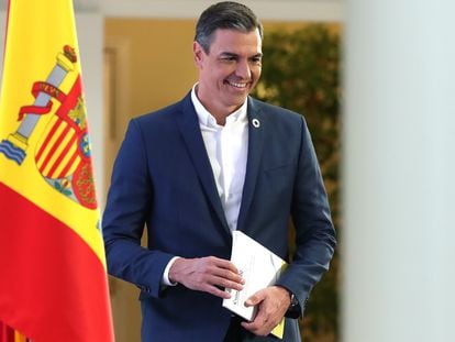 Pedro Sánchez hoy en La Moncloa, sin corbata.