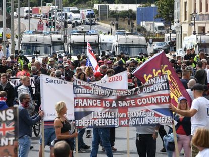 Manifestación en Dover contra los inmigrantes que llegan por el canal de la Mancha, el 5 de septiembre de 2020.