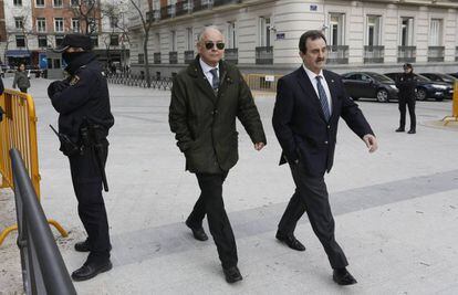 Eugenio Pino, con gafas de sol, en la Audiencia Nacional, en febrero pasado.