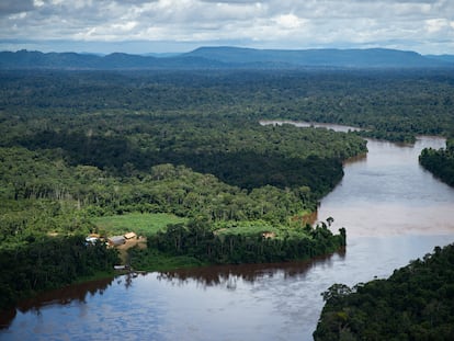 Vista aérea desde un helicóptero de la región amazónica brasileña, en junio de 2020.