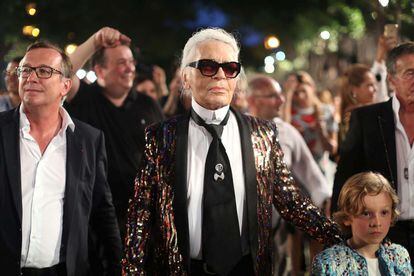 Karl Lagerfeld acudió al desfile con una chaqueta de Saint Laurent, lo que ha acrecentado los rumores de que Hedi Slimane podría ser su sucesor.