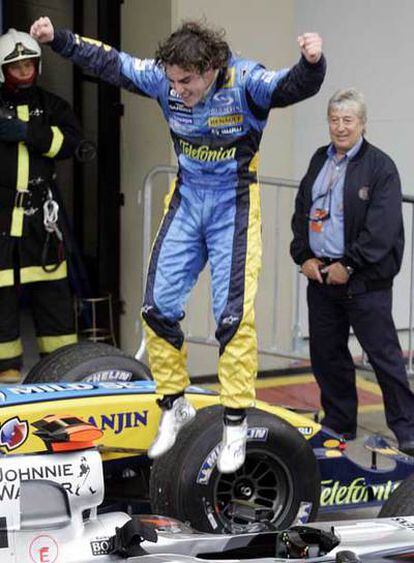 Alonso celebra su primer título mundial, en 2005, en Brasil.