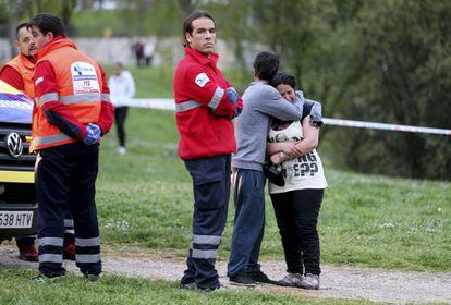 Efectivos de Cruz Roja, junto a los familiares del menor que cayó ayer al río Sil.