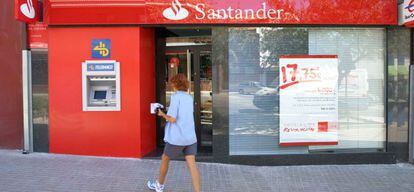 Cajero autom&aacute;tico en una sucursal del Santander.