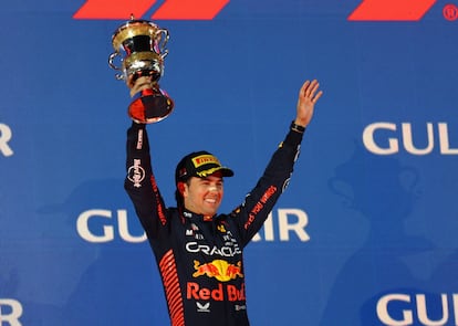 El piloto mexicano Checo Pérez celebra el segundo lugar que obtuvo en el Gran Premio de Baréin.