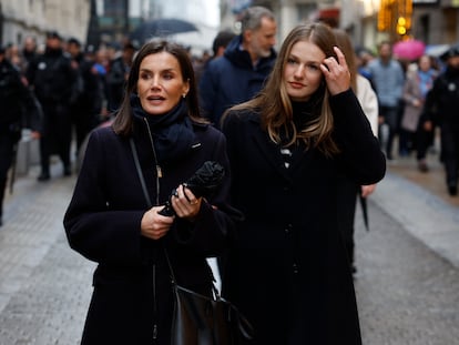 La reina Letizia y princesa Leonor, durante la procesión de Nuestra Señora de la Soledad y Desamparo y del Paso del Santísimo Cristo Yacente, en la que han participado junto al rey Felipe (detrás), y la infanta Sofía, este sábado en la madrileña calle de Alcalá.