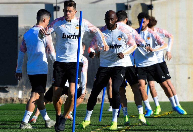 Los jugadores del Valencia, durante un entrenamiento. / JOSE JORDAN (AFP)