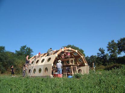 The Paper Pavilion, construcción hecha con madera y tubos de papel reciclado.