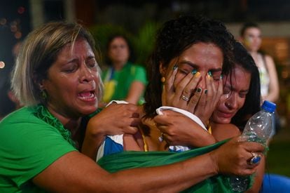 Partidarias de Bolsonaro se lamentan tras los resultados. 