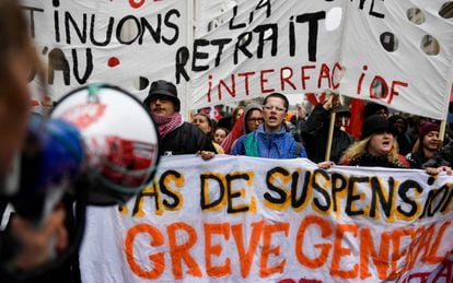 Jóvenes y estudiantes protestan este viernes en París.