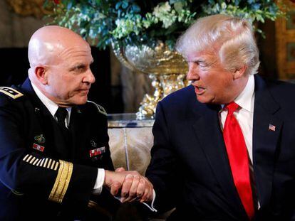 Donald Trump felicita al general McMaster tras anunciar su nombramiento.