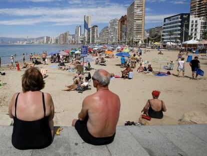 Una pareja de poensionistas toman el sol.